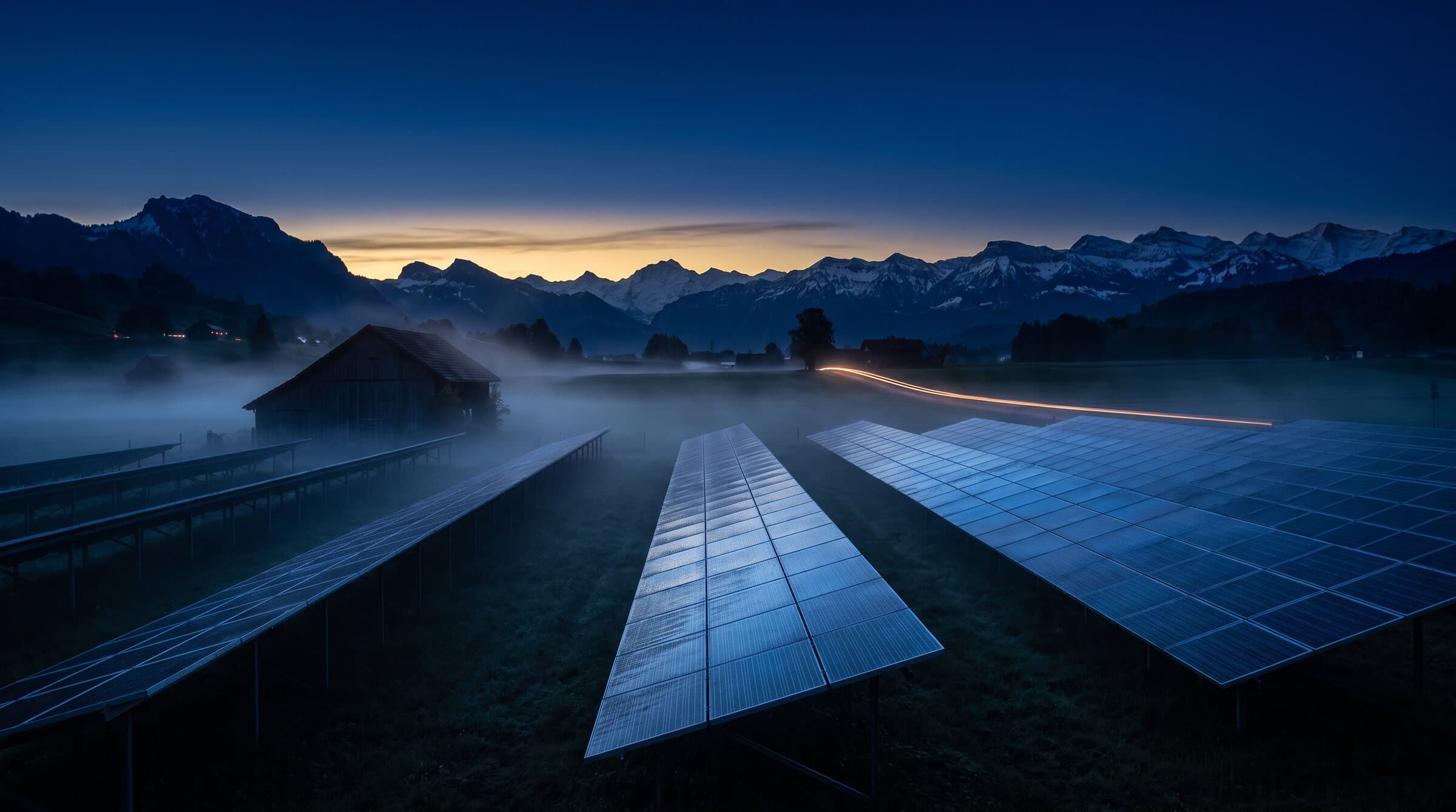 Photovoltaik-Anlage in der Abenddämmerung — verschmutzte Solarmodule verlieren Ertrag