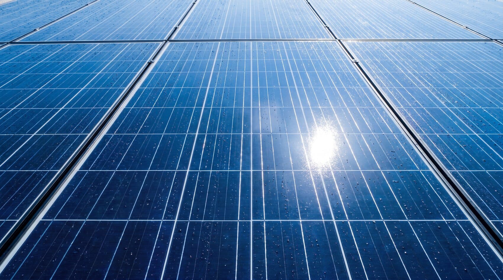 Solarpanel nach der Reinigung — spiegelklar und glänzend