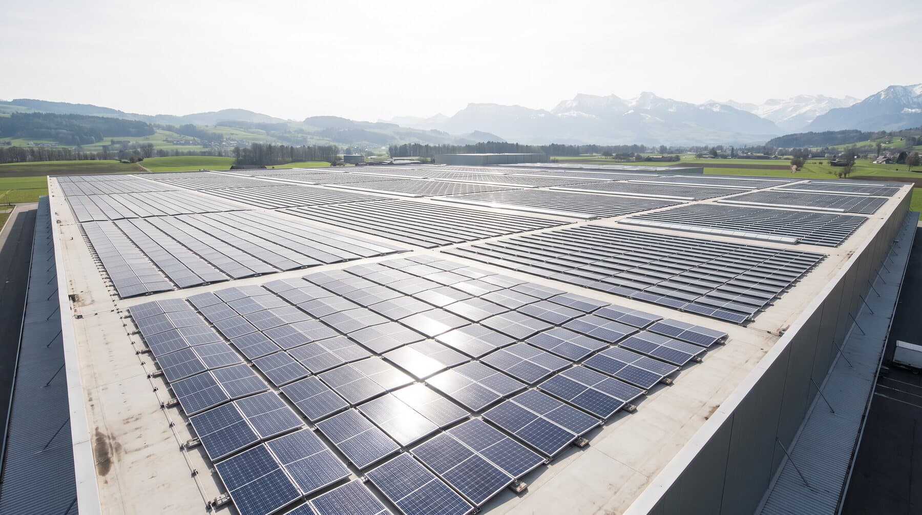 Grosse gewerbliche Photovoltaik-Anlage auf einem Flachdach